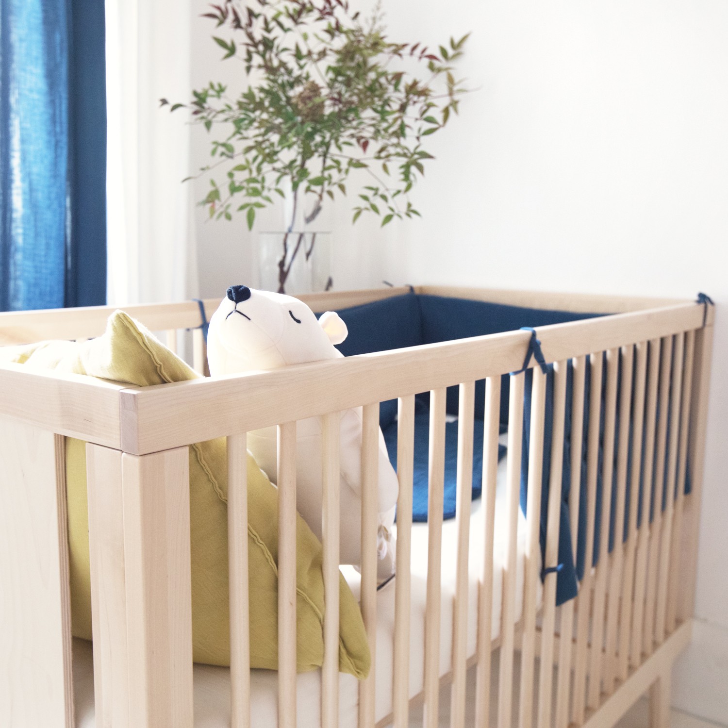 Tour de lit bébé garçon 40 x 210 en gaze de coton bio bleu profond
