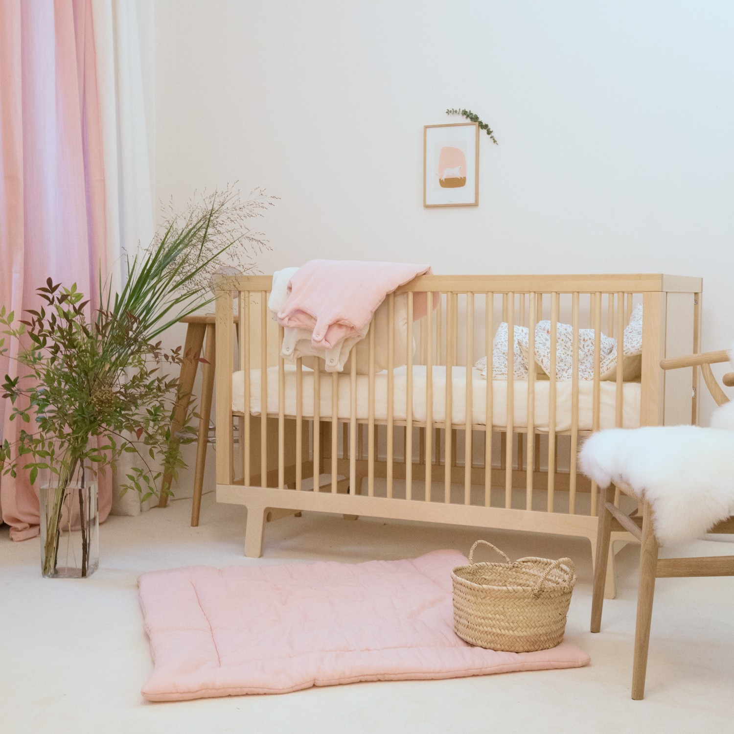 Tapis de jeu bébé fille grand format en gaze de coton bio rose poudre