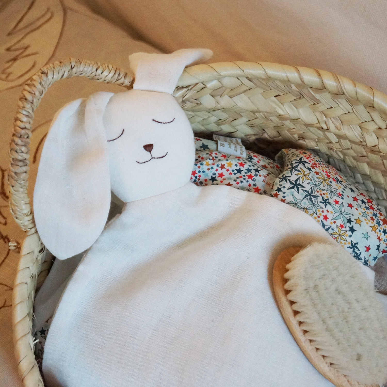 Doudou lapin en coton bio écru - Cadeau de naissance personnalisable