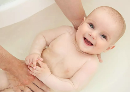 Se doucher avec Bébé en toute sécurité