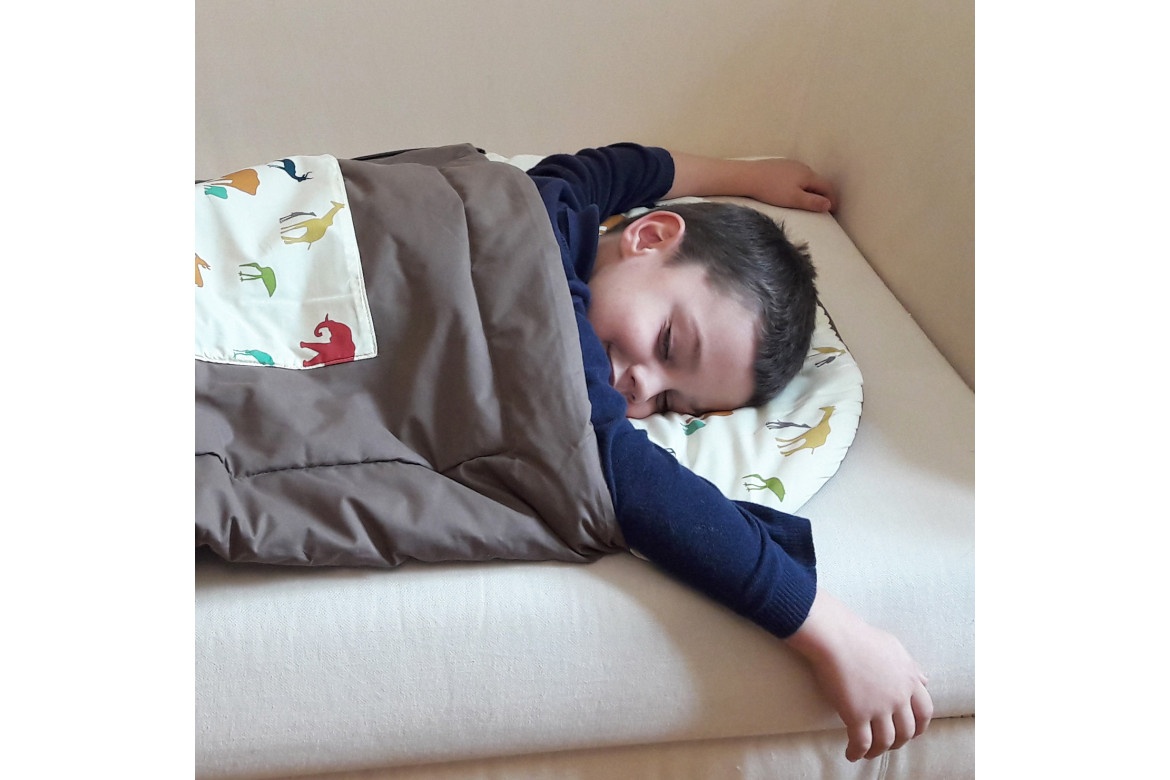 Sac de couchage enfant pour la sieste à l'école maternelle